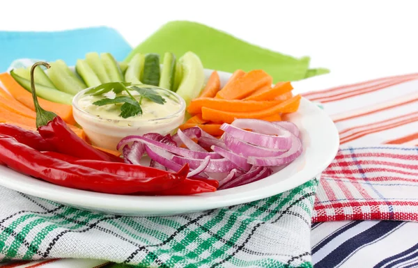 Bâtonnets de légumes crus assortis dans une assiette sur des serviettes fermer — Photo