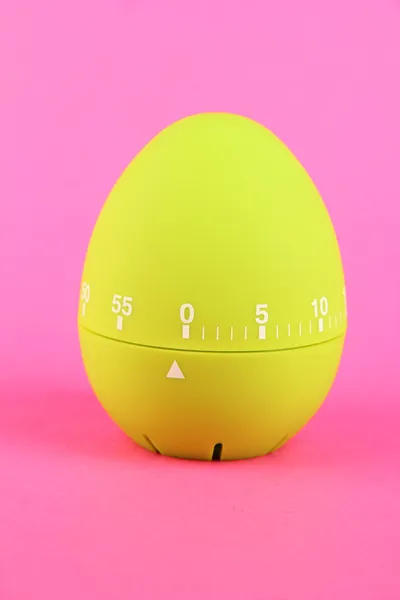 绿色蛋计时器，在彩色背景上 — 图库照片
