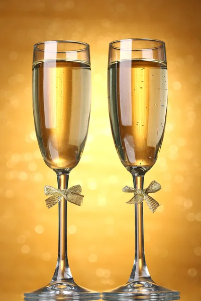 Two glasses of champagne on bright background with lights — Stock Photo, Image