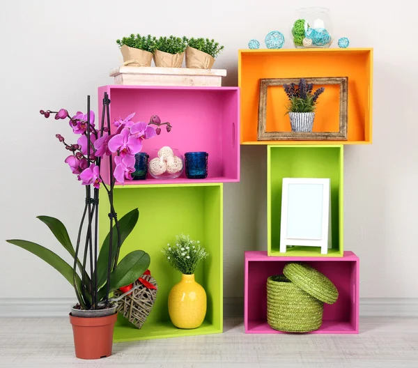 Belle mensole colorate con diversi oggetti correlati a casa — Foto Stock