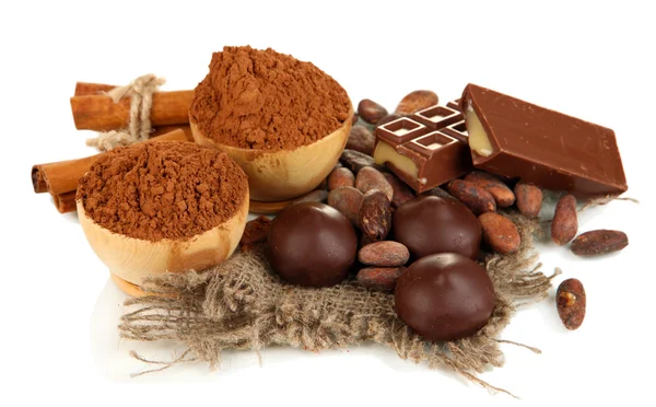 Zusammensetzung von Schokoladenbonbons und Kakao, isoliert auf weiß — Stockfoto