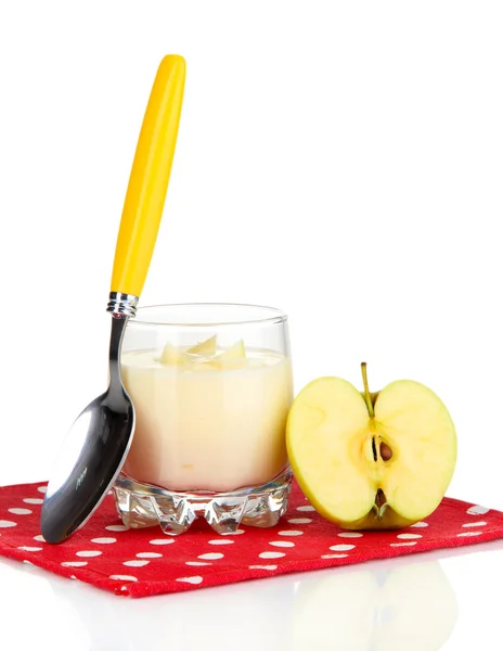 โยเกิร์ตอร่อยในแก้วกับแอปเปิ้ลแยกบนสีขาว — ภาพถ่ายสต็อก