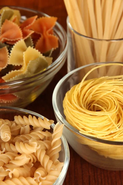 Diversi tipi di pasta sulla tovaglia a righe — Foto Stock
