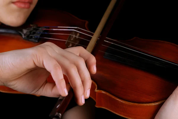 Musiker spielt Geige auf schwarzem Hintergrund — Stockfoto