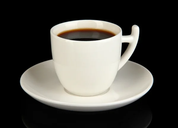 Tasse starken Kaffee isoliert auf schwarz — Stockfoto