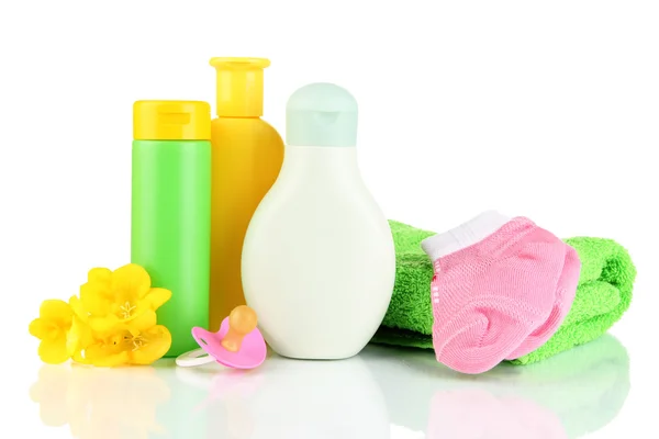 Cosmetici per bambini, asciugamani e sapone, isolati su bianco — Foto Stock