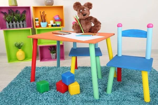 小さなカラフルなテーブルと小さな子供のための椅子 — ストック写真