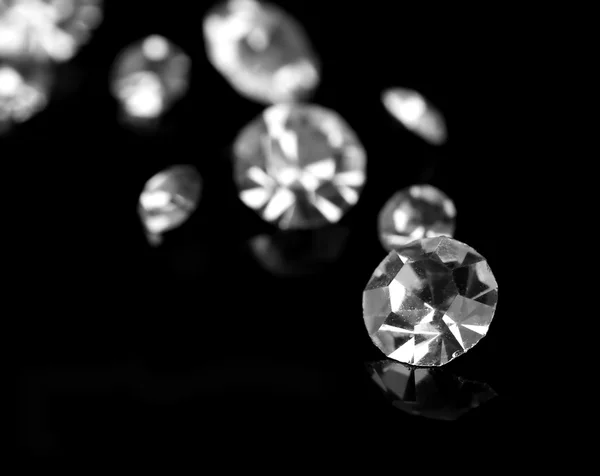 Prachtige schijnende kristallen (diamanten), op zwarte achtergrond — Stockfoto
