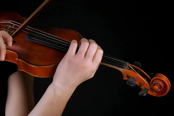 Musicien jouant du violon sur fond noir — Photo