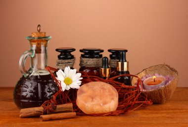 kahverengi zemin üzerine sabun yapımı için malzemeler