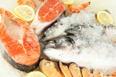 buz üstünde taze deniz ürünleri