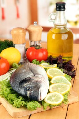 doğrama kurulu limon ve sebzeler üzerinde ahşap masa üzerinde taze dorado