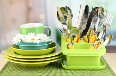 tabak, çatal, bıçak, kaşık ve diğer mutfak malzemesi parlak arka plan bambu hasır üzerinde