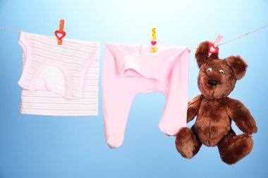 clothesline, renkli arka plan üzerinde asılı bebek giysileri