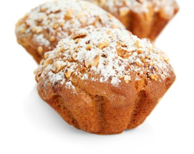 lezzetli kek kek üzerine beyaz izole pudra şekeri ile