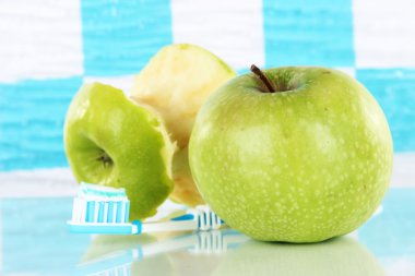 Banyoda rafta bir diş fırçası ile elma