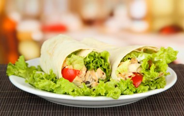 kebap - ızgara et ve sebze, plaka, parlak zemin üzerine ahşap tablo