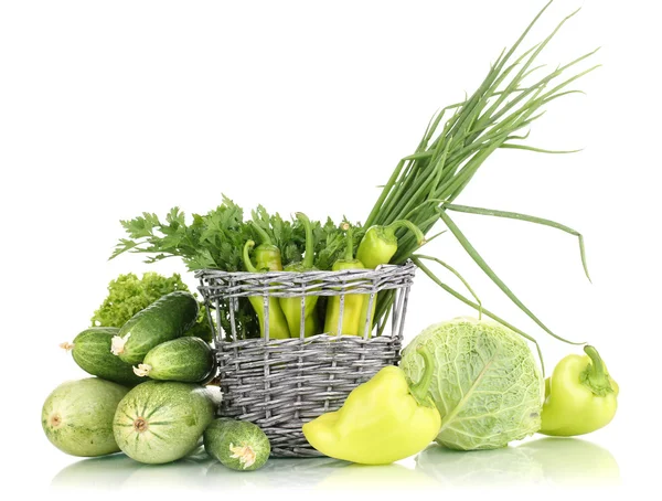 Verse groene groenten in mand geïsoleerd op wit — Stockfoto