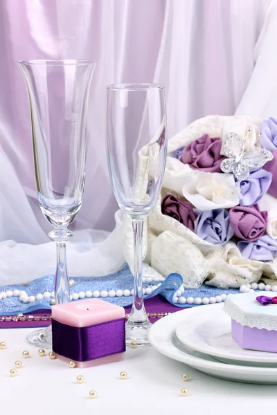 Servir fabulosa mesa de boda en color púrpura sobre fondo de tela blanca —  Fotos de Stock