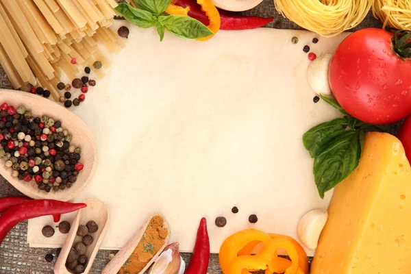 Papel para recetas, espaguetis con verduras y especias, sobre fondo de saco —  Fotos de Stock