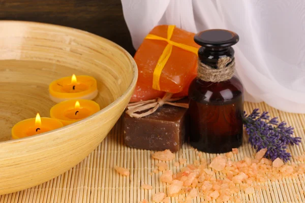 Garrafa com óleos aromáticos com acessórios para relaxamento em mesa de madeira sobre fundo de madeira — Fotografia de Stock