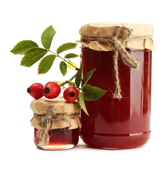 Gläser mit Hüftrosenmarmelade und reifen Beeren, isoliert auf weiß — Stockfoto