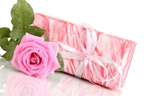 美丽的粉红色的玫瑰与孤立在白色粉红色框中的礼物 — 图库照片