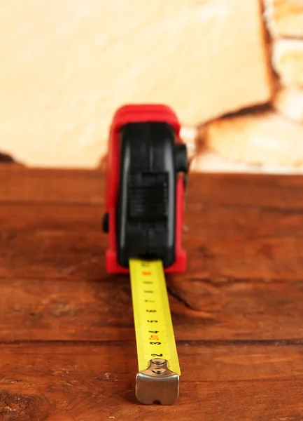 Ruban à mesurer sur table en bois — Photo