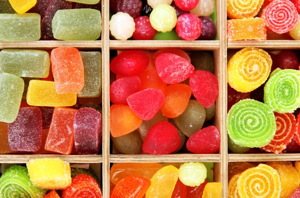 Bunte Bonbons in Holzkiste, Nahaufnahme — Stockfoto