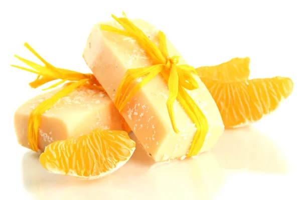 Φυσικό Χειροποίητο σαπούνι και πορτοκαλί, που απομονώνονται σε λευκό — Φωτογραφία Αρχείου