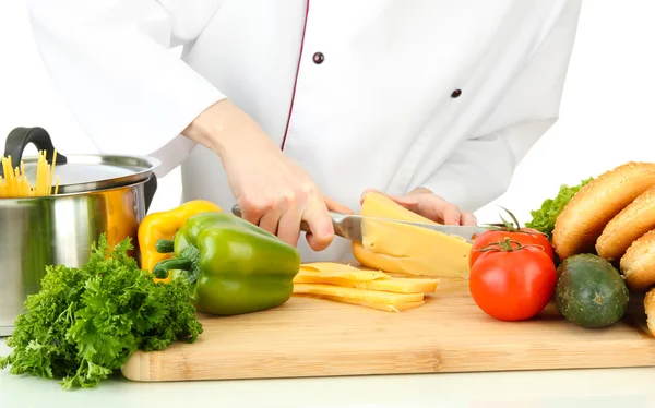 Manos femeninas cortando queso, aisladas en blanco — Foto de Stock