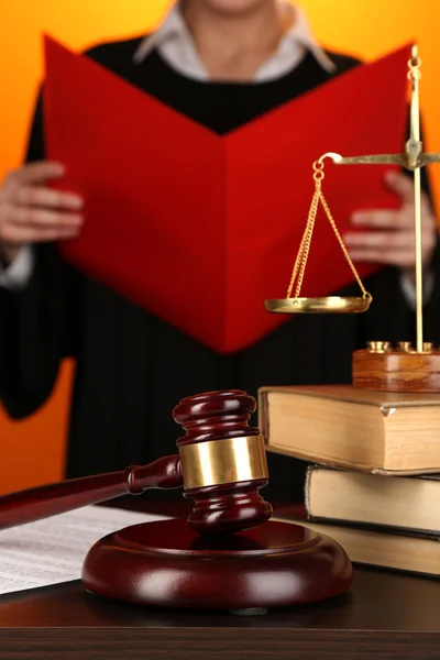 Sędzia przeczytać wyrok na pomarańczowym tle — Zdjęcie stockowe