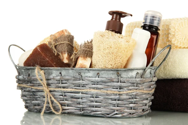 Composición de botellas de cosméticos y jabón en cesta, aislado en blanco —  Fotos de Stock