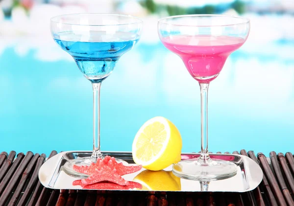 Verres de cocktails sur la table près de la piscine — Photo