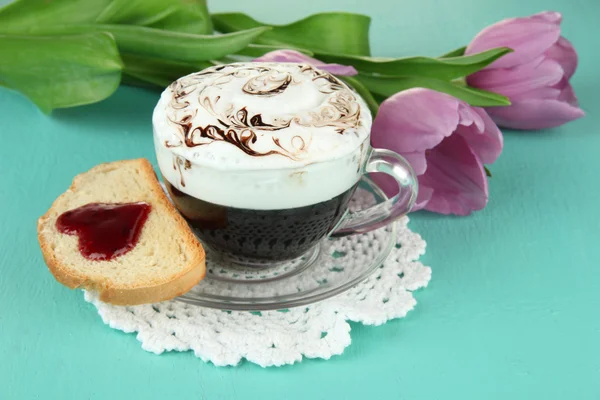 Sammansättningen av kaffe, rostat bröd och tulpaner på färgbakgrund — Stockfoto