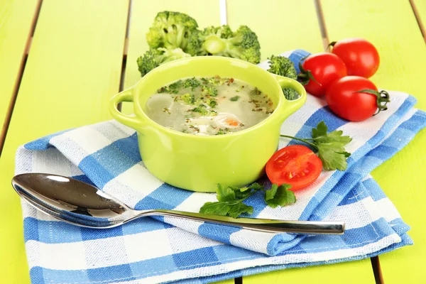 Diet soup with vegetables in pan on green wooden table close-up — Stock Photo, Image