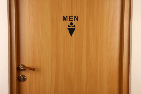 WC znak na drzwi drewniane — Zdjęcie stockowe