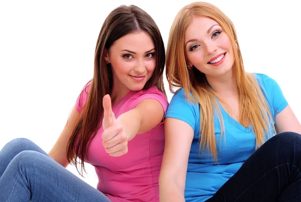 Zwei Freundinnen lächeln isoliert auf weiß — Stockfoto