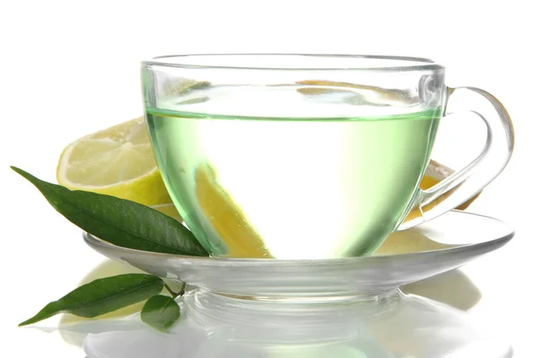 Прозрачный чашка зеленого чая с лимоном, изолированные на белом — стоковое фото