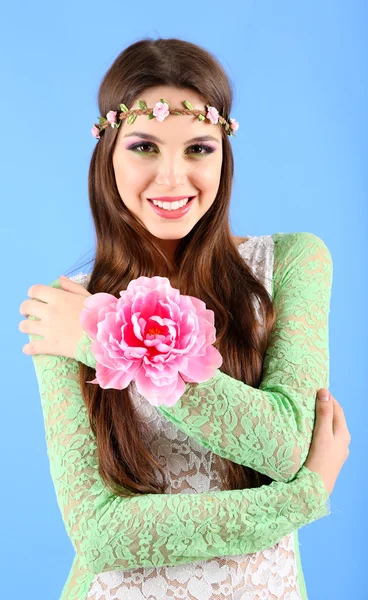 Prachtige lente vrouw portret, op blauwe achtergrond — Stockfoto