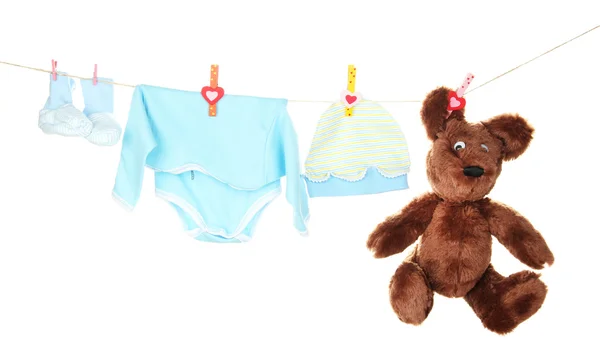 Bebek giysileri üzerinde beyaz izole clothesline üzerinde asılı — Stok fotoğraf