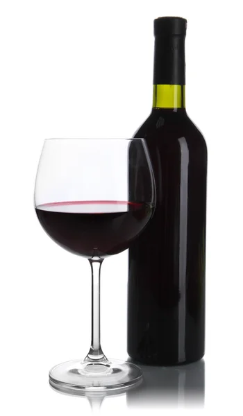 Copa de vino tinto y botella de vino aislado en blanco — Foto de Stock