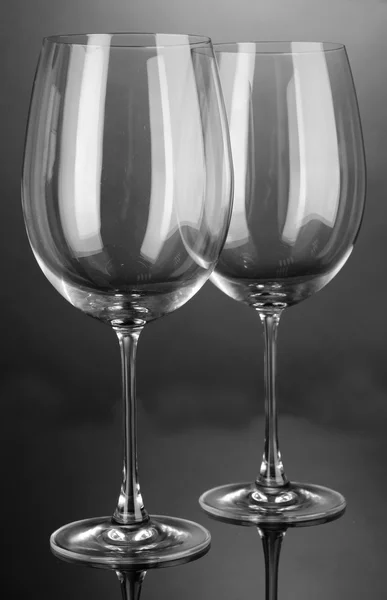 Verres à vin vides disposés sur fond gris — Photo