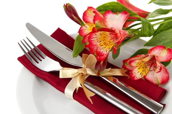 Mesa de comedor festiva con flores aisladas en blanco —  Fotos de Stock