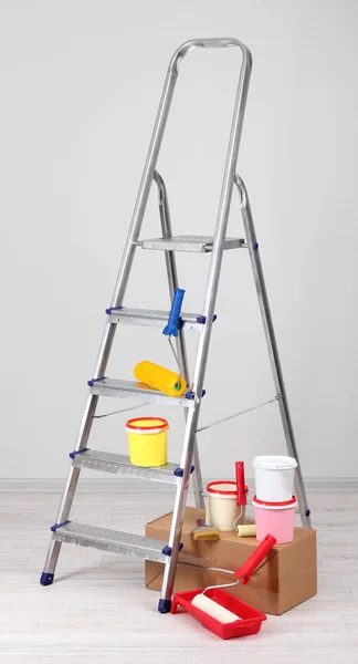 Metal ladder and paint in room — Stock Photo, Image