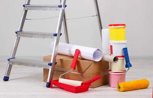 Metal ladder and paint in room — Stock Photo, Image