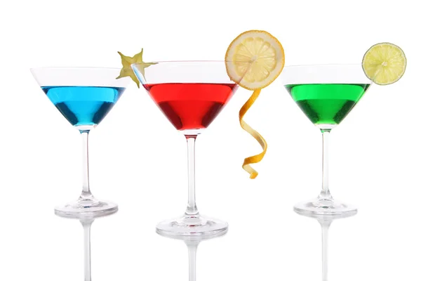 Koktajle alkoholowe w na białym tle okulary martini — Zdjęcie stockowe
