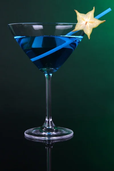 Cóctel azul en vaso de martini sobre fondo verde oscuro — Foto de Stock