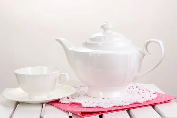 Conjunto bonito com chá na mesa de piquenique de madeira no fundo branco — Fotografia de Stock