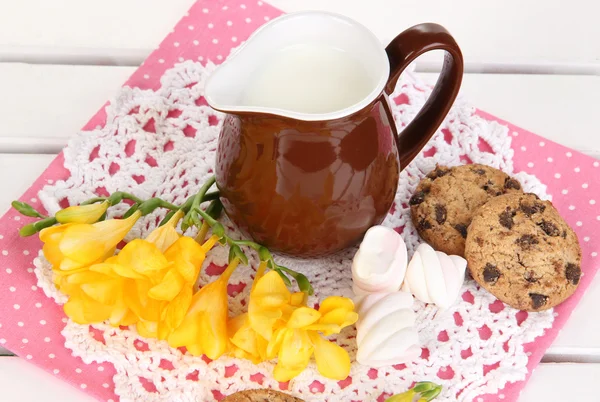 Beautiful composition of milk and cookies on wooden picnic table close-up — Stock Photo, Image